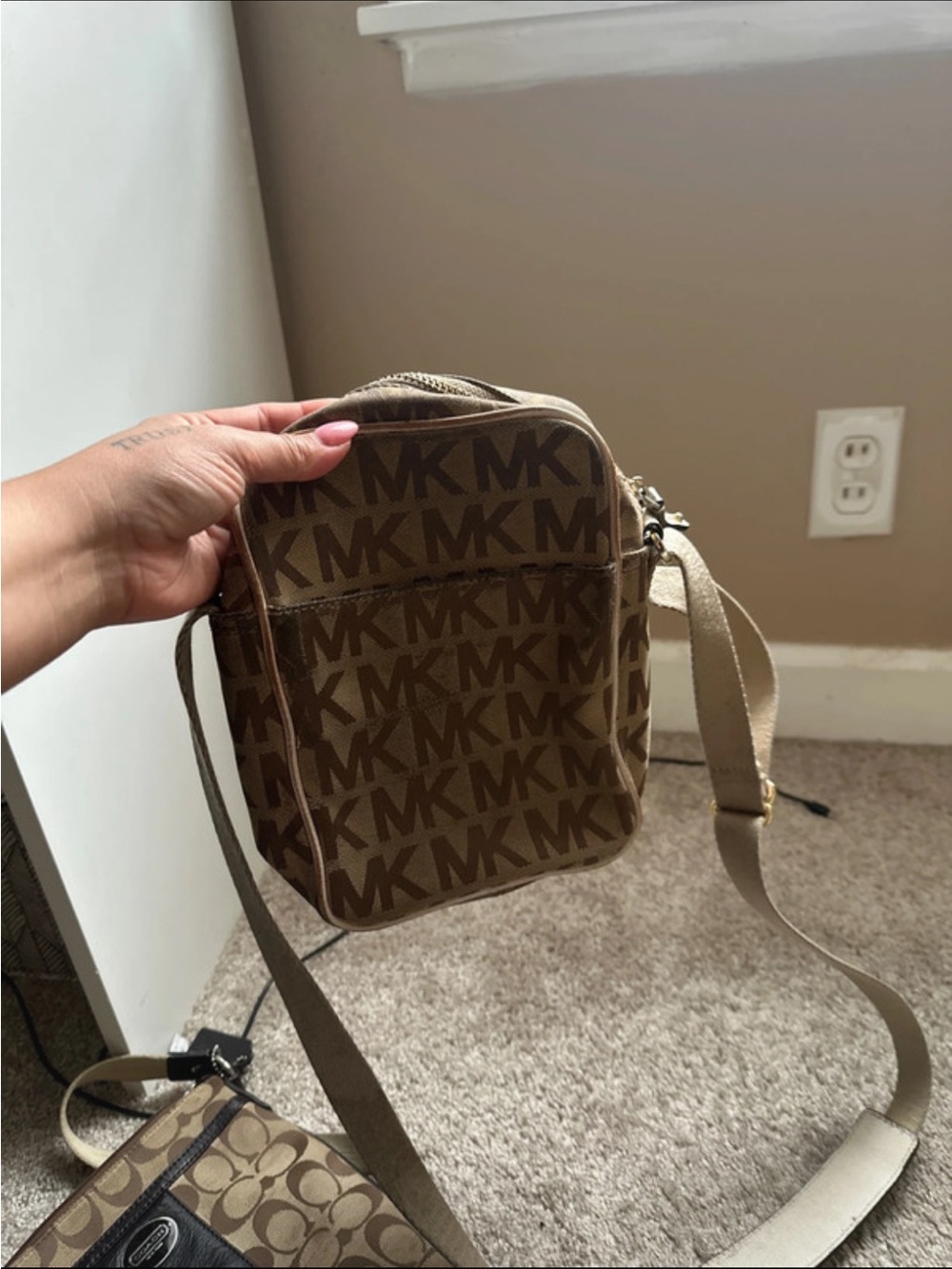 Michael Kors Tan/Brown cross body bag - Picture 2 of 2